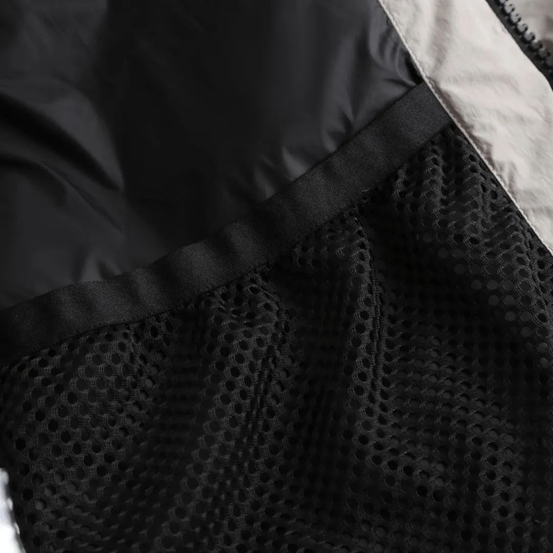 P980 Canada Goose hooded down jacket Fabric selection: Weaved with 400T high-count yarn. After special water-repellent treatment, the surface forms a lotus leaf effect - raindrops will slide down in beads, and snow particles will fall off when touched. The tear resistance reaches 200N (approximately 20kg load-bearing), the light gray matte texture breaks the stereotype of "outdoor clothing = hardcore", and the soft luster presents a high-end matte effect under urban neon lights, seamlessly switching scenes from ski resorts to CBD office buildings.  Process 1: Use polyester woven ribbons as the base, and use high-precision computer embroidery to decorate the brand letters on the ribbons. The edges of the pattern are clear, the stitches are fine and even, and multiple layers of embroidery threads are stacked to enhance the three-dimensional effect.  Process 2: Precision thread reinforcement to prevent velvet drilling and ensure that the fluffy and resilient elasticity lasts as new.  Details: The embedded cuffs are three-dimensionally woven to form a "wavy" elastic structure, forming natural folds when fitting the wrist, increasing the contact area with the skin, thus improving the windproof effect. At the same time, micro-velvet treatment is added to the inside of the cuffs, which feels like a second layer of skin and avoids friction on the skin from metal zippers or hard fabrics.  90 national standard high-quality white duck down: selected high-loft down, weighing 240g, light and warm, with excellent temperature locking performance and good resilience.  Accessories: 1:1 customized armband, 1:1 customized zipper pendant, 1:1 customized elastic buckle, etc. SIZE: S M L XL